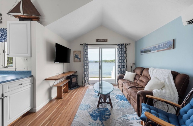 Lakefront Cottage on Winnipesaukee!