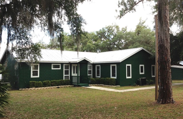 Lakefront Country Haven near Ocala & Forest -With Canoe, Lifejackets and Grill!