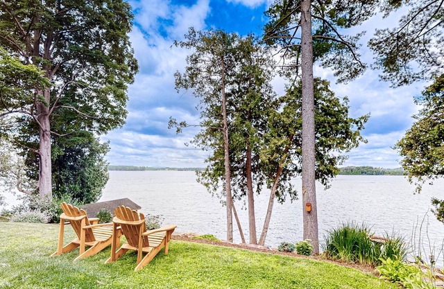 Lakefront dog-friendly cabin & cottage with kayaks, grill, washer/dryer