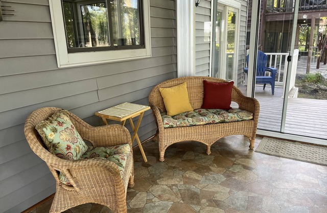 Lakefront Getaway – waterfront, adjacent beach, amazing sunsetsn