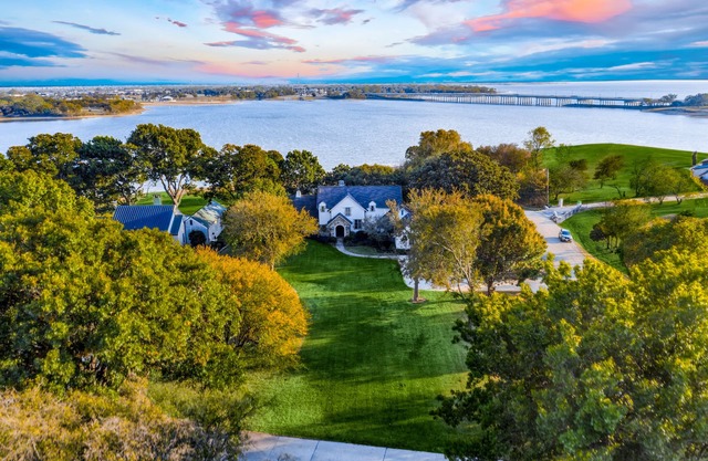 Lakefront hideaway minutes from Dallas!
