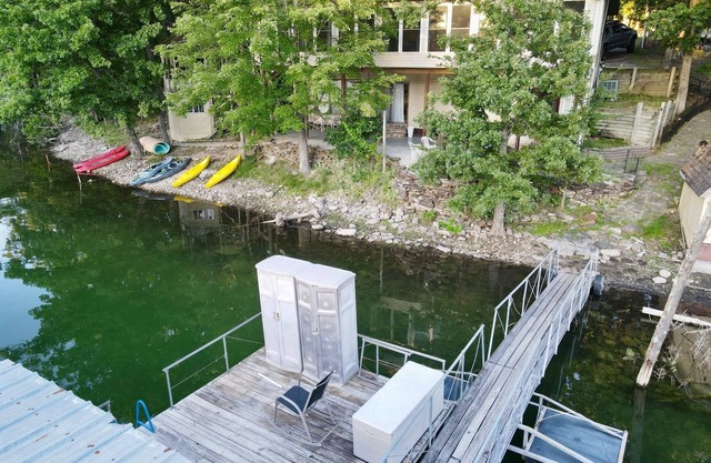 Lakefront home on the water, private cove & hot tub on Beaver Lake, Garfield, AR