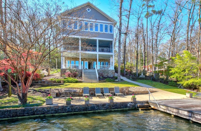 Lakefront home with private dock, 2 kitchens, 2 living areas, grill, pool table