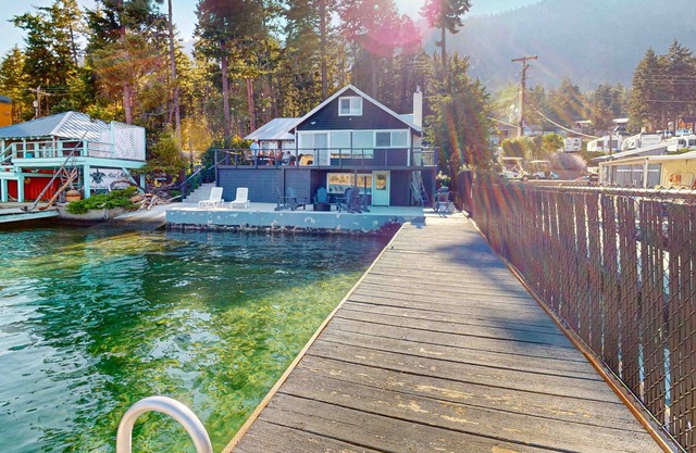 Lakefront house with washer/dryer, private dock & 2-level deck - near vineyards