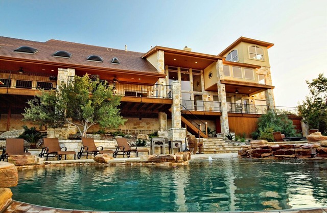 Lakefront Luxury at Paradise Estate - 5 Bedrooms, Game Room & Infinity Pool