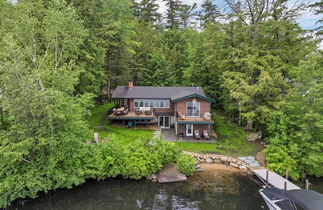 Lakefront Luxury – Dock, Beach, Deck & Game Room | Sleeps 10