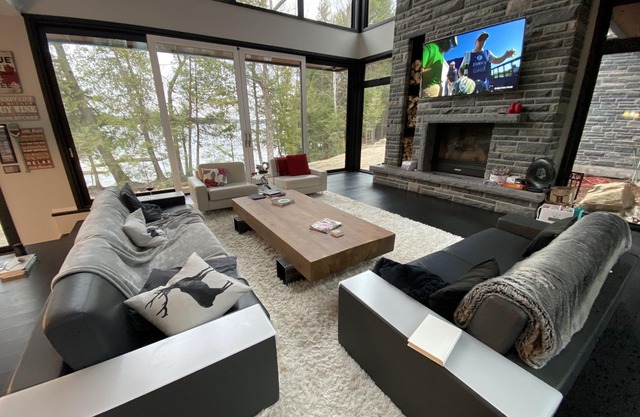 Lakefront Luxury-Glass cottage, level lot, large dock, hot tub, private!
