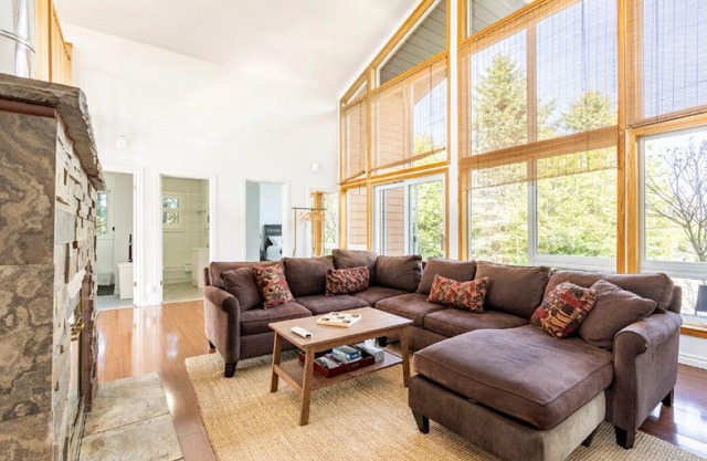 Lakefront Majestic Getaway with Hot Tub and Sunsets!