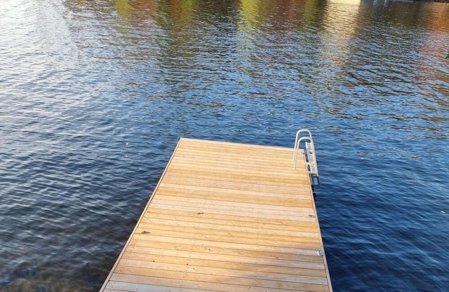 Lakefront Modern Log Cottage on Lake Muskoka