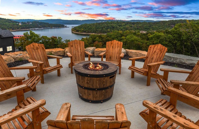Lakefront Private Home FREE Mini Golf, Pickleball, Pools, Dock Toys The Best Family Getaway!
