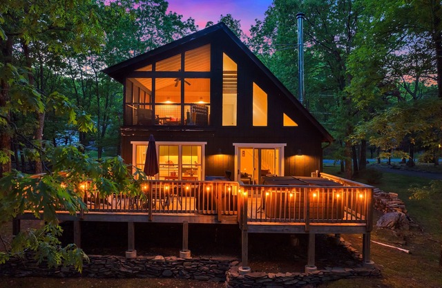 Lakefront, Pvt Hot Tub, Pickleball, Indoor Pool Games, Fireplace