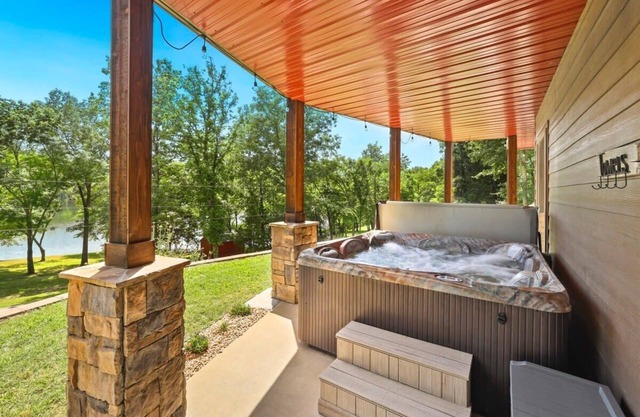 Lakefront Retreat - Hot Tub & Game Room