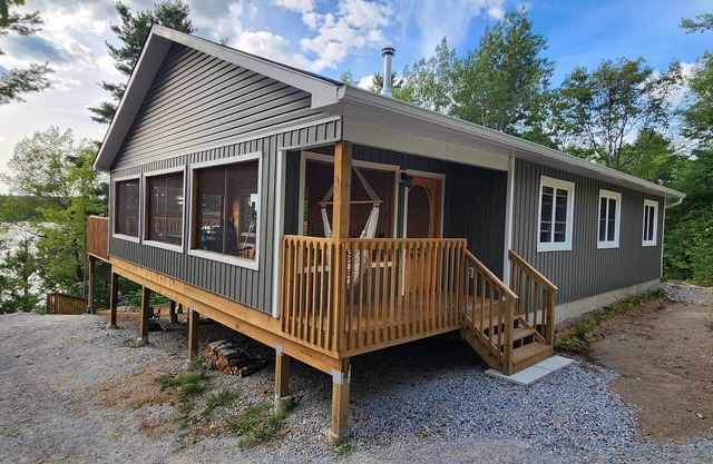 Lakefront, treetop, cottage. Immerse yourself in a panorama of nature.