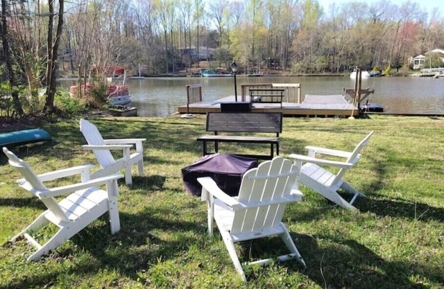 Lakefront w/ large yard and private dock in amenity-rich Lake of the Woods, VA