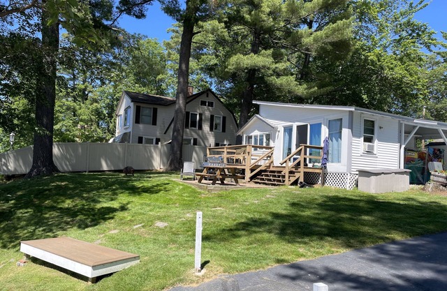 Lakefront Winnisquam Cottage with dock & boat ramp