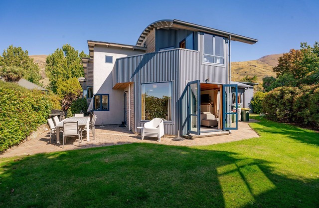 Lakehouse Retreat - Wanaka Holiday Home