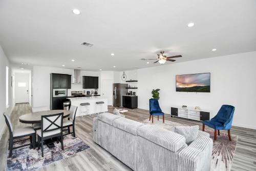 Lakeside 4 Bedroom With King Bed Near Downtown