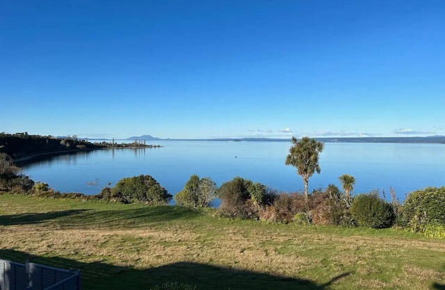 Lakeside Bach with Breathtaking Views