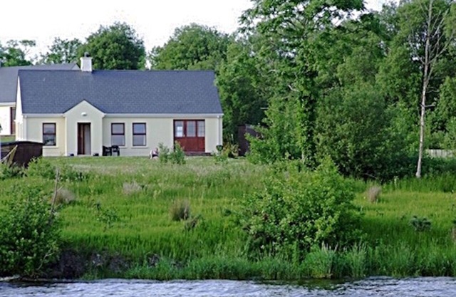 Lakeside Cottage In Kesh with panoramic views over Lough Erne,