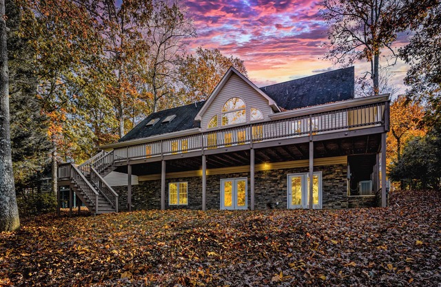 Lakeside Escape- it is a quiet and peaceful space, with beautiful views!