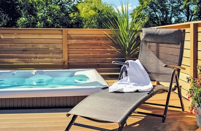 Lakeside Escape Lodge Pet - A