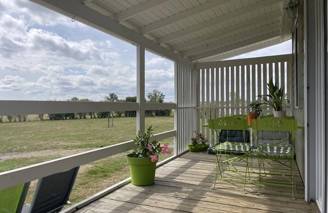 Lakeside chalet, pet-friendly, near activities