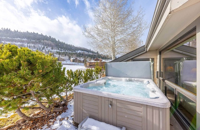 Lakeside in Deer Valley | 2 Mins to Skiing | Private Hot Tub | Quiet end Unit