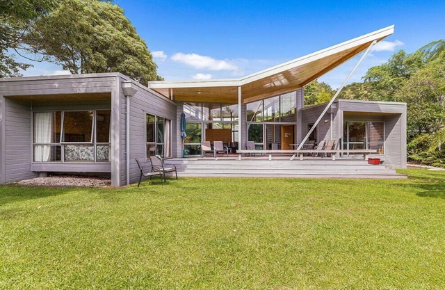 Lakeside Landing - Lake Tarawera Holiday Home