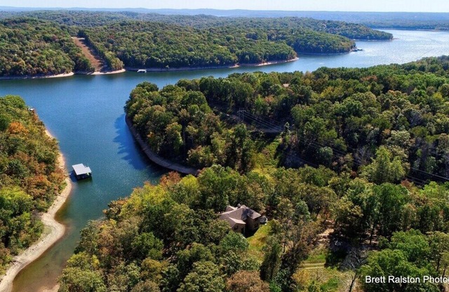 Lakeside Lodge - On Beaver Lake- Sleeps 16