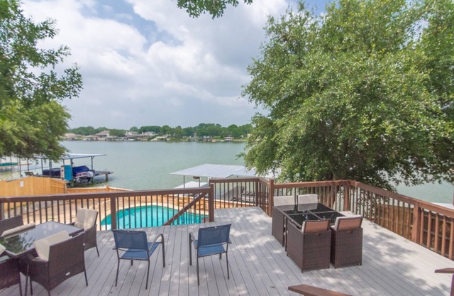 Lakeside Luxury Retreat on Lake Granbury! Pool, Hot Tub, Kayaks, and Game Room for Ultimate Fun!