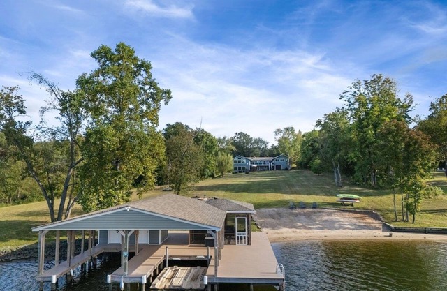 Lakeview Escape – Spacious Retreat with Private Beach & Dock