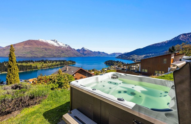 LAKEVIEWS FROM SPA - PANORAMIC VIEWS, CLOSE TO TOWN, 3X ENSUITES, SKI-FIELDS