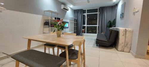 Lamandaz Homestay at Central Residence SG Besi Near MRT and TBS with 2 bedrooms