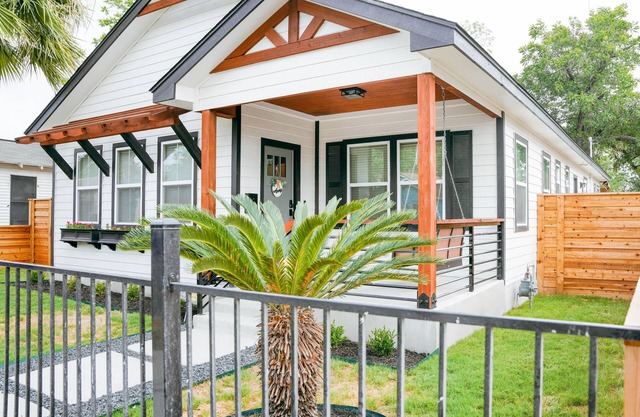 Lamar Villa-3 bed 2.5 bath with outdoor kitchen