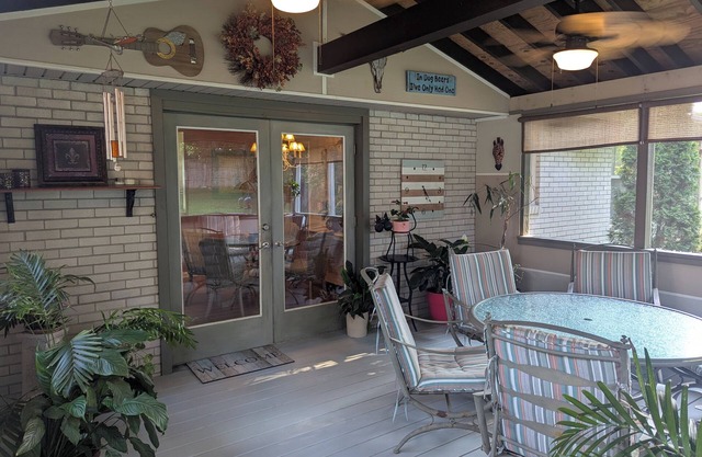 Land O Lakes/4 Bdrm4 Bed,1.5 Bath,Screen Patio,Garden View,3 tvs,wifi