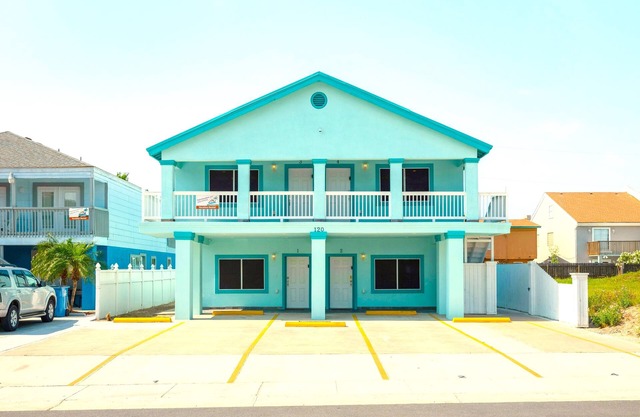 Lantana Retreat – Sleeps 28 w/Private Pool