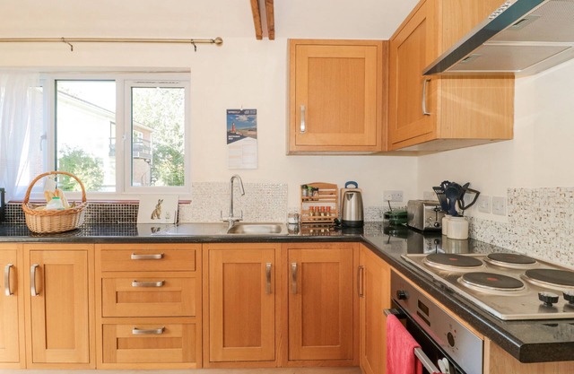 LAPWING LODGE, with pool in Hemyock