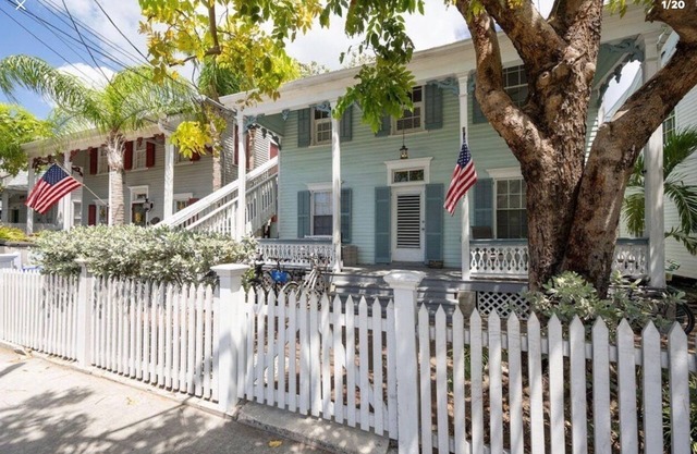 Large 1 bedroom condo in the historic area of Key West!