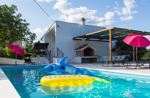 Large 150 m2 apt with pool and 500 m2 garden