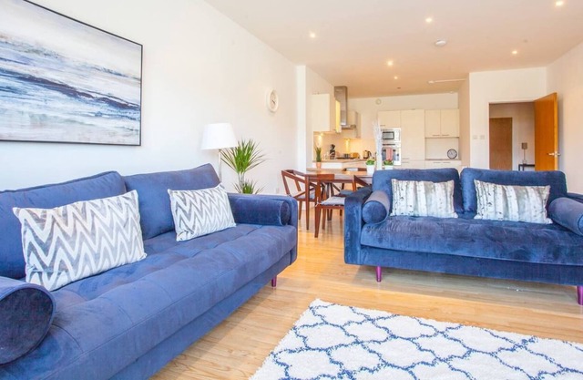 Large 2 Bed Apartment in Great Riverside Location