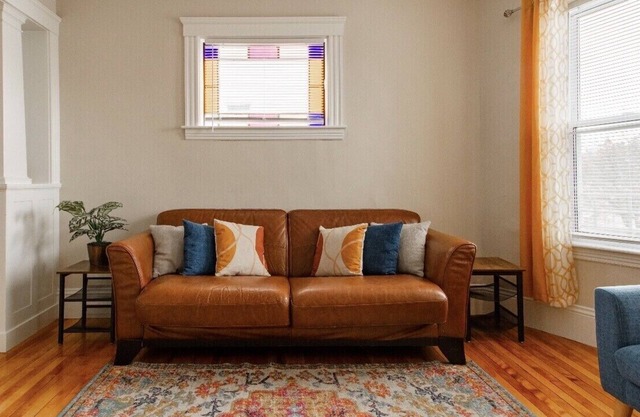 Large 3BR APT w/enclosed front porch Close to Polar Park, palladium, WPI, DCU