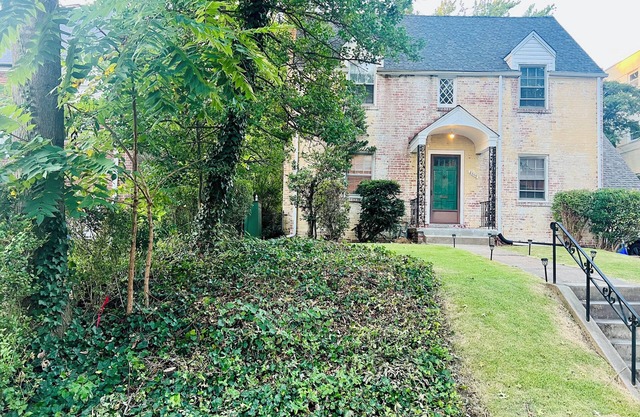 Large 4-bed home DC's Best Location w/Parking, Walk to Metro, Nightlife, Shops!