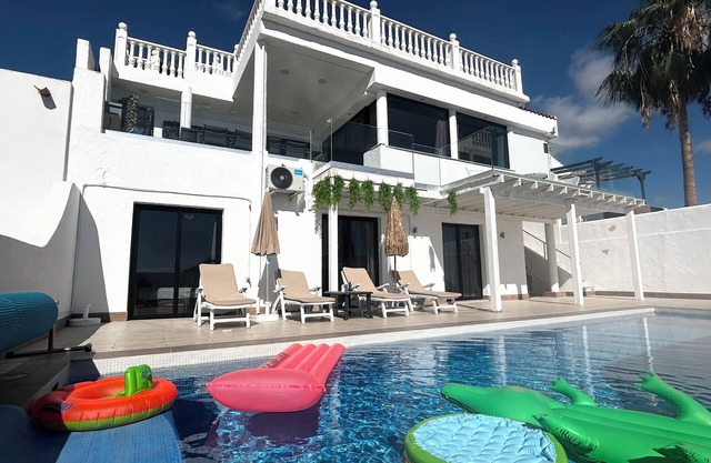 Large 5 Bed, 4 Bath Villa - Stunning Views - Large Private Pool - 4 Terraces