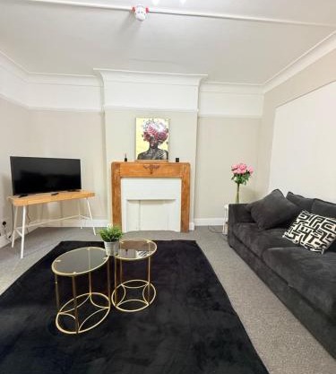 Large 5 bedroom House close to station