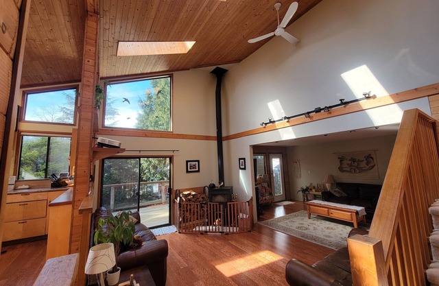 Large 5BR family home w/hot tub, trampoline. Pet friendly! Close to park/beaches