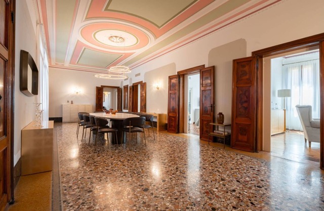 Large 6 bedrooms apartment