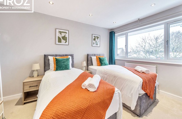 Large Airport House with X2 FREE Parking