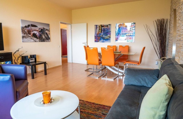 Large apartment (approx. 75 m²), quiet, close to the city center, south-facing balcony, free parking, WiFi