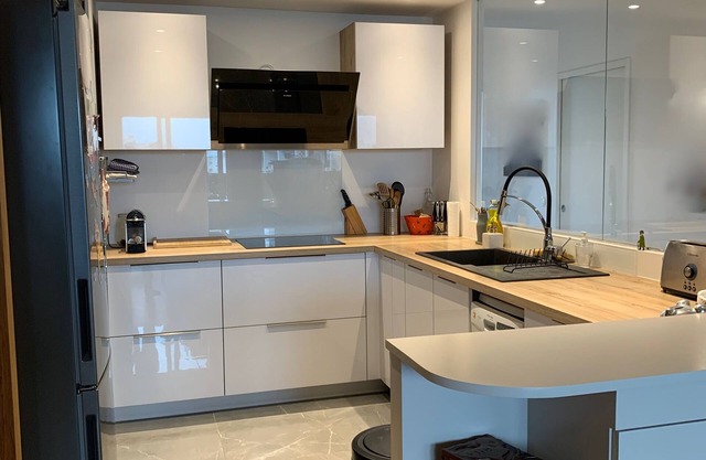 Large apartment with balcony and views over Paris and its monuments