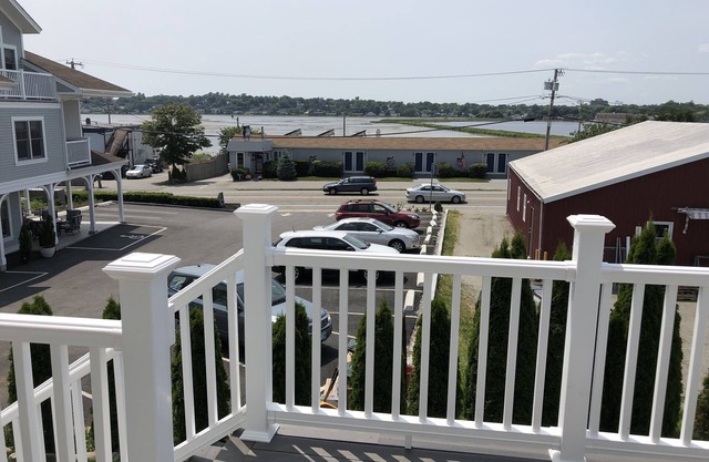 Large Beach House Walking Distance to the Beach!